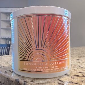 Bath & Body Works Sunshine Daffodils 3 Wick Candle 14.5oz NWT